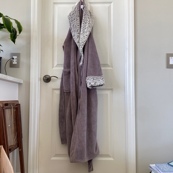 Robe - Picture 1 of 4